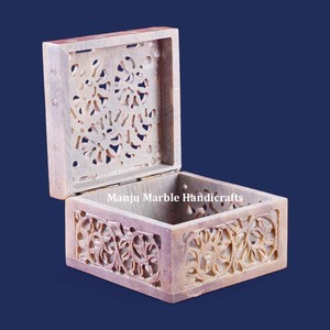 Nuevo diseño moderno y elegante, producto de alta calidad, caja tallada de esteatita con trabajo Jali disponible en cantidad a granel para regalos de joyería - Product Image 1