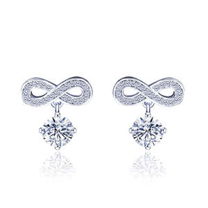 Boucles d'oreilles clous en moissanite ronde à quatre griffes, plaquées argent et or, classiques et élégantes, de Tianyu Gems. - Product Image 1