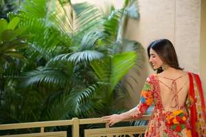 Belle robe Anarkali en soie avec travail de fantaisie Robe longue pakistanaise Salwar Kameez Dupatta pour les fonctions de mariage. - Product Image 4