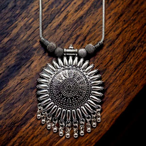 Ropa de fiesta Collar de aspecto de plata alemana Diseño de sol Cadena de forma redonda oxidada chapada en plata Collar de plata de latón para niñas Desgaste - Product Image 1