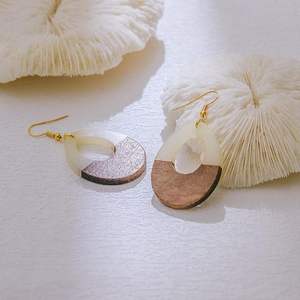 Boucles d'oreilles en résine de haute qualité avec des couleurs et des styles personnalisables pour une mode personnalisée chez Low Coast By HF CRAFTS - Product Image 2