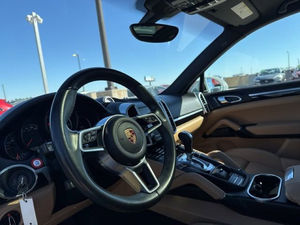 Cayenne Platinum Edition 2017 d'occasion, SUV 3.6L V6 AWD automatique, véhicule utilitaire sport de luxe à vendre - Product Image 4