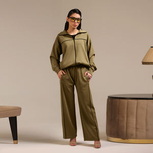 Ensemble de survêtement pour femmes, coupe décontractée, style urbain, confort esthétique, tricot structuré, conçu par Wida Sports - Product Image 2