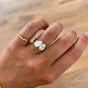 Anillo de Moissanita con Doble Piedra Ovalada en Forma de Pera, Directo de Fábrica, Oro de 10K, 14K, 18K, Regalo de Compromiso, Promesa, Aniversario, Envío Incluido - Product Image 5
