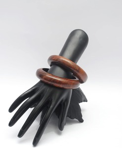 Bracelet en bois et résine pour femmes au design moderne en plusieurs couleurs - Product Image 3