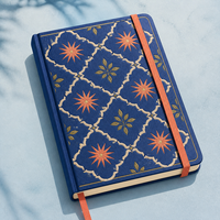 Carnet personnalisé LABON Trellis, couverture rigide marine, motifs étoile à huit branches crème et orange, feuilles dorées, ruban élastique, pages vierges