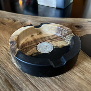 Cendrier en bois au design unique pour coffret cadeau idéal pour les occasions spéciales, les anniversaires et les amateurs de décoration intérieure - Product Image 1