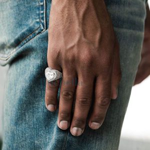 Precioso anillo de moissanita con corazón helado de Plata de Ley 925 Deslumbrante lujoso y elegante con diamantes redondos - Product Image 1