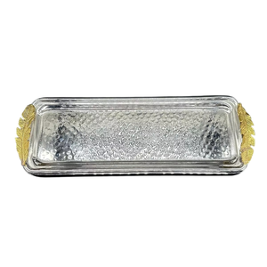 Plateau rectangulaire en acier inoxydable martelé à la main, plumes en laiton, poignée, plateau de service au design classique personnalisable pour la restauration - Product Image 1