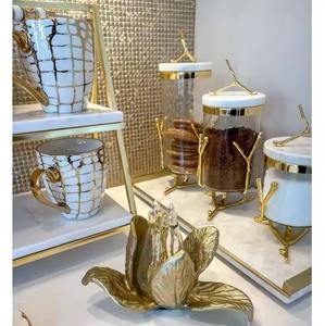 แจกันโลหะตกแต่งด้วยการออกแบบสไตล์ดอกไม้ที่เหมาะสำหรับการตกแต่งโต๊ะและห้องนั่งเล่นชิ้นงานที่เน้นทำด้วยมือจากอินเดีย - Product Image 1