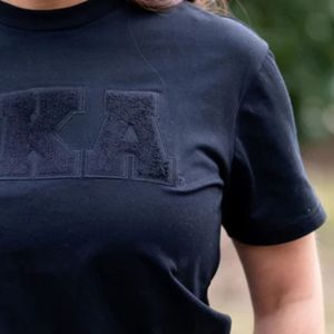 T-shirt nera da sorellanza con Design in ciniglia masterizzato per abbigliamento in cotone greco elegante e confortevole - Product Image 4
