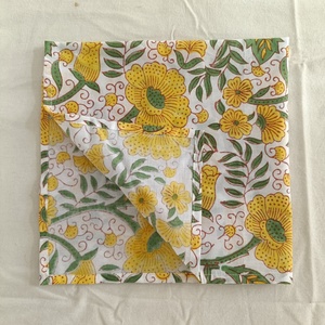 Serviettes en coton imprimées à la main avec des motifs floraux indiens jaunes et verts, tailles personnalisées pour les mariages, fabrication artisanale, écologiques et biologiques pour la maison - Product Image 2