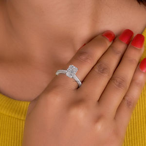 Bague en diamant Moissanite allongée coupe rayonnante de 3.07 carats Bague de fiançailles Halo caché glace pilée en or massif - Product Image 4