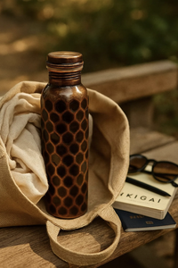 Bouteille d'eau en cuivre de luxe avec une construction durable et un design élégant, disponible pour les commandes en gros, l'étiquetage privé et la gravure. - Product Image 5
