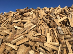 Leña de abedul seca al horno, troncos de madera dura en bolsas de malla roja para calefacción y uso en exteriores - Product Image 3