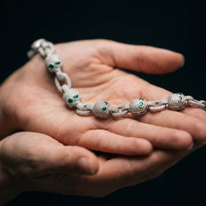 สร้อยข้อมือหรูหราประดับเพชรทรงหัวกะโหลก พร้อมอัญมณีสีเขียวรูปดวงตา ตัวเรือนโลหะสีขาว ดีไซน์วงรี สร้อยข้อมือเครื่องประดับโดดเด่น - Product Image 4
