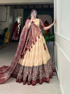 งานพิมพ์ลายผ้าฝ้ายผ้าไหมดีไซน์เนอร์ล่าสุด Lehenga Choli โดย Fab Zone - Product Image 2