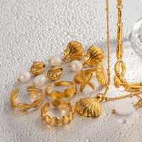 Vente en gros de bijoux en acier inoxydable plaqué or 18 ct style IG inspirés des étoiles de mer et des coquillages bagues en imitation de perles boucles d'oreilles chaînes