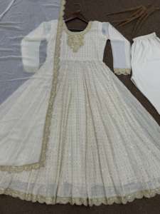 Robe vintage d'été ample en georgette naturelle lourde avec broderie machine, ensemble pantalon et dupatta, longueur genou - Product Image 3