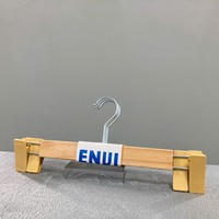 Cintre en bois moulé par injection éco-responsable, conçu pour l'organisation de garde-robes de mode haut de gamme et la literie sur mesure