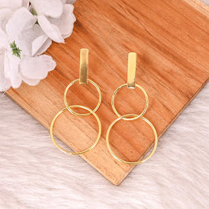 Boucles d'oreilles clous classiques en laiton plaqué or jaune, boucles d'oreilles clous de créateur faites à la main en laiton plaqué or de haute qualité, cadeau d'anniversaire - Product Image 1