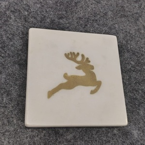 Dessous de verre carré en marbre blanc avec incrustation en laiton Conception d'elfe de Noël Dessous de verre de vacances festif fait à la main Plateau de table en marbre élégant - Product Image 3