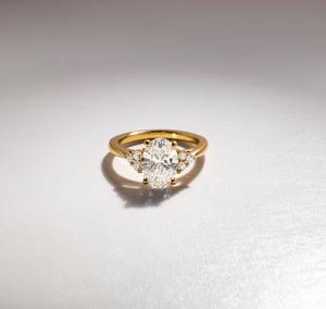 Anillo de compromiso de racimo de CZ blanco de corte ovalado de 12x8mm con piedras de acento redondas banda de oro nupcial boda aniversario joyería de mujer - Product Image 2