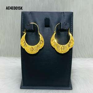 Boucles d'oreilles clous fleur mignonnes en laiton plaqué or 24 carats, bijoux de mode pour femme pour mariage - Product Image 1