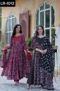 Kurtis indien de qualité supérieure en pur coton avec pantalon et Dupatta fantaisie col rond Anarkali imprimé travail Kurtis ensemble pour femme - Product Image 4