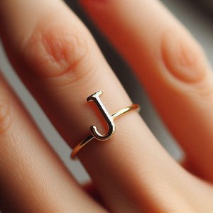 Anillo Minimalista Cristiano con Inicial J en Plata de Ley 925 Chapada en Oro Amarillo, Joyería Fina para Mujer, Diseño Delicado con Nombre - Product Image 4