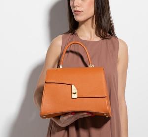 Bolsos de Mano de Cuero Personalizados para Mujer, Perfectos para el Uso Diario para Llevar lo Esencial en Movimiento, Bolsos Personalizables - Product Image 1