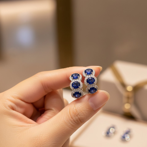 Boucles d'oreilles classiques King O King en or blanc 18 carats, saphir bleu en forme de boule, diamant véritable, cadeau de fiançailles, de mariage ou d'anniversaire - Product Image 2
