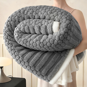 Manta de sofá de Polonia, color gris suave, textura de palomitas de maíz, forro de sherpa, entrega rápida en la UE - Product Image 1