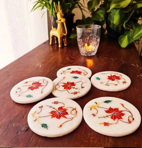 Juego de posavasos redondos de mármol con diseño de remolino en blanco y negro con soporte de madera disponible a precios de mayoreo. - Product Image 3