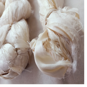 Ruban de soie sari blanc recyclé sur mesure, fabriqué à partir de tissus de soie recyclés, idéal pour la teinture par les artistes du textile - Product Image 6