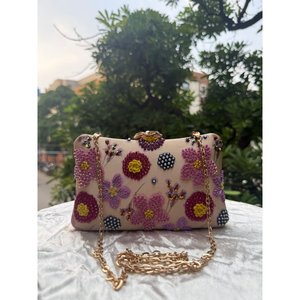 AZIZA FASHION DREAM กระเป๋าคลัทช์ลายดอกไม้ประดับลูกปัดทำมือพร้อมสายโซ่ปิดฝาได้ ความจุสูงสุด 1 ลิตรสำหรับงานปาร์ตี้ยามเย็น - Product Image 1
