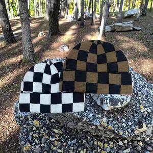 Conjunto de Gorro, Bufanda y Guantes de Punto para Mujer, Estilo Clásico con Estampado Digital, Gorro de Invierno con Puños, Fácil Devolución - Product Image 3