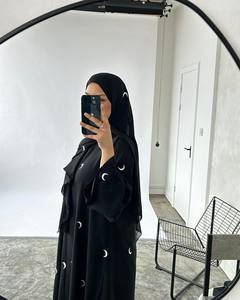 Abaya en soie noire de qualité supérieure pour adultes Moon Design inspiré des vêtements musulmans traditionnels pour toutes les saisons - Product Image 4