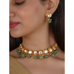 Ensemble collier et boucles d'oreilles en moissanite plaqué or couleur verte AAA Zircon Perle d'eau douce Un collier Une paire de boucles d'oreilles pour les mariages - Product Image 1