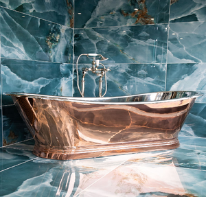 อ่างอาบน้ำทองแดงขัดเงาโดดเด่นอย่างเห็นได้ชัดเมื่อเทียบกับฉากหลังของหินอ่อนสีฟ้าและสีเขียวที่เร้าอารมณ์ - Product Image 1