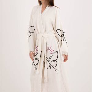 Kimono Largo para Mujer, Estilo Abierto, Capa Exterior con Caída Suave y un Atractivo de Moda sin Esfuerzo, Proveedor Indio - Product Image 1