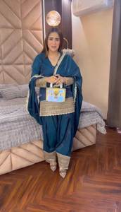 Compre un llamativo conjunto de 3 piezas de salwar kameez de seda pura, completamente cosido y listo para usar, con dupatta, a precio de mayoreo. - Product Image 4