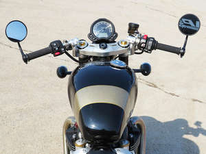 Bonneville Bobber TFC 2025 Negro Fantasma/Dorado Mármol - Product Image 4