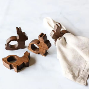 Servilleteros de madera modernos con detalles únicos de grano de madera perfectos para cenas acogedoras y estilo de mesa de inspiración vintage - Product Image 1