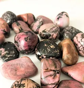 Terbaru 2023 kualitas tinggi merah muda rodonite tumblonite grosir batu permata penyembuhan kristal batu jatuh untuk Grounding dan meditasi