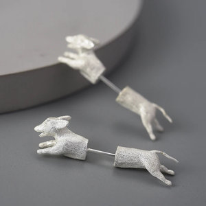 Pendientes de moda con diseño de perro salchicha corriendo, joyería de aleación bonita con circonita, perla y diamante como piedras principales, para fiesta o regalo - Product Image 1