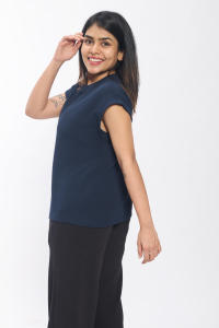 Camiseta de mujer ligera de punto gofrado a cuadros con cuello redondo y manga corta, corte regular, formal, antiarrugas, de tela texturizada, superventas al por mayor - Product Image 4