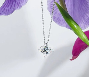 Magnifique collier en diamant Moissanite taillé en trèfle à quatre feuilles blanc Excellente coupe Bijoux personnalisés Meilleur cadeau de fête des mères - Product Image 2