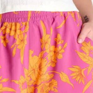 Pantalones cortos de mujer de moda sostenibles personalizados OEM | Hechos de materiales reciclados, suaves y duraderos - Product Image 5