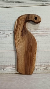 Planche à découper en bois massif faite à la main, en bois dur naturel, avec un design unique de poignée incurvée pour le service et la préparation - Product Image 2